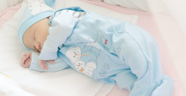 В чем укладывать спать новорожденного