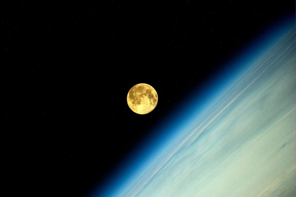 Луна с Земли