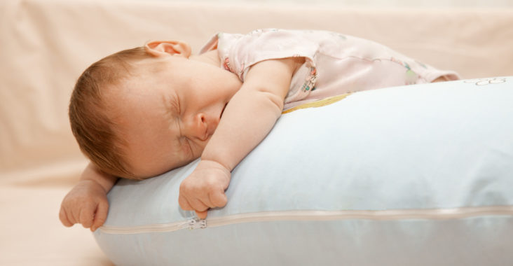 новорожденный спит с открытыми глазами