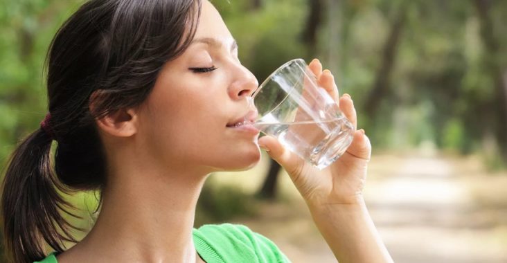 Нужно ли выпивать стакан воды натощак с утра?