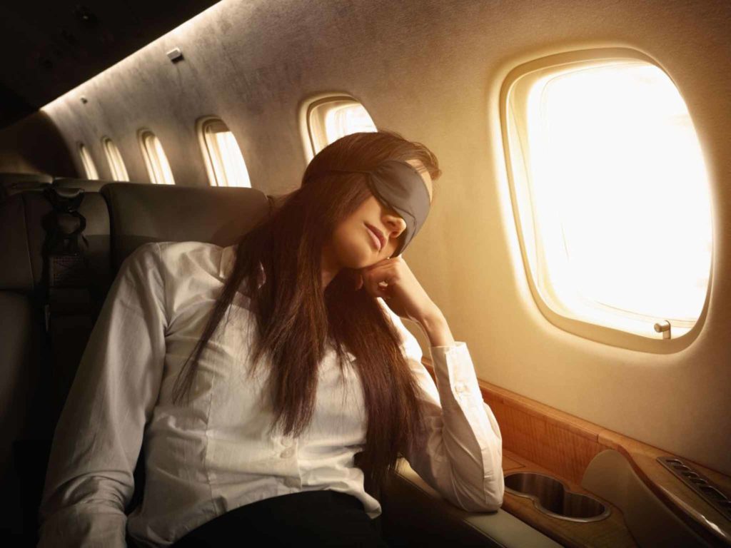 спит в самолете