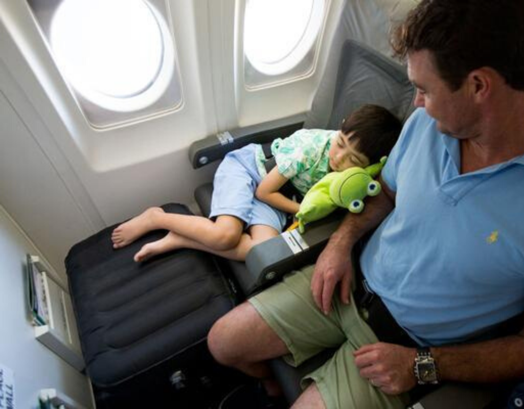 подушка для ног в самолет