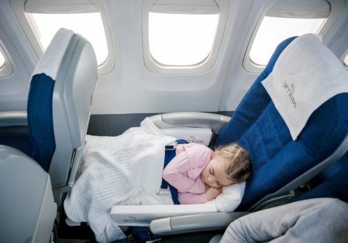 Ребенок спит в самолете