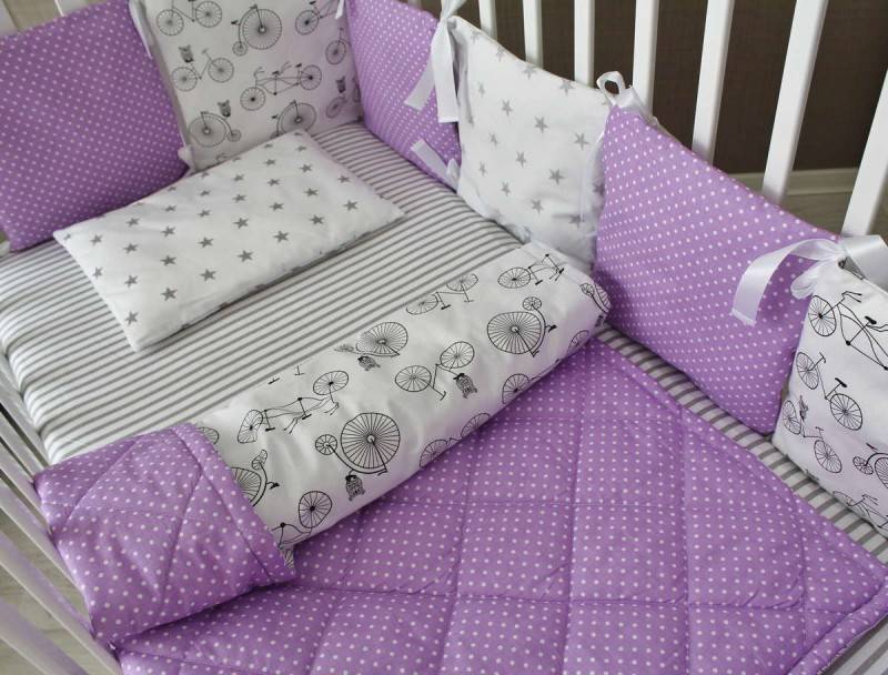 детская кроватка с постельными принадлежностями