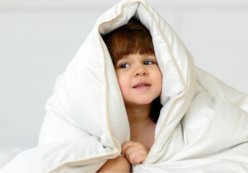 Ребенок под одеялом