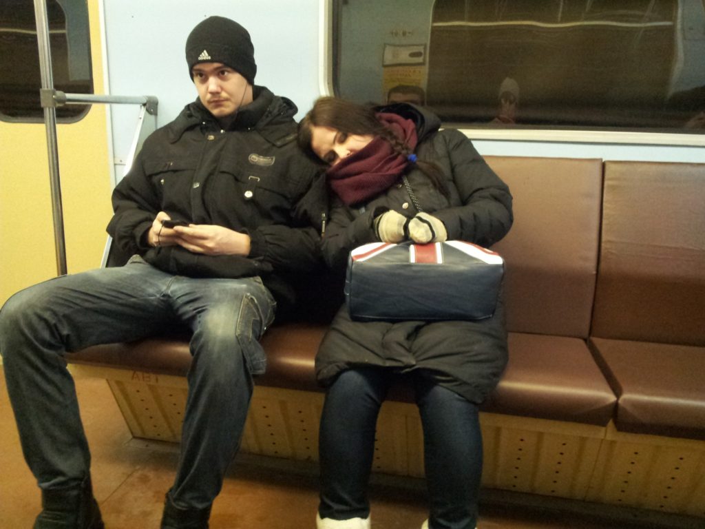девушка спит в метро