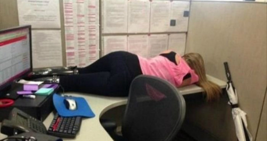 Спит на работе