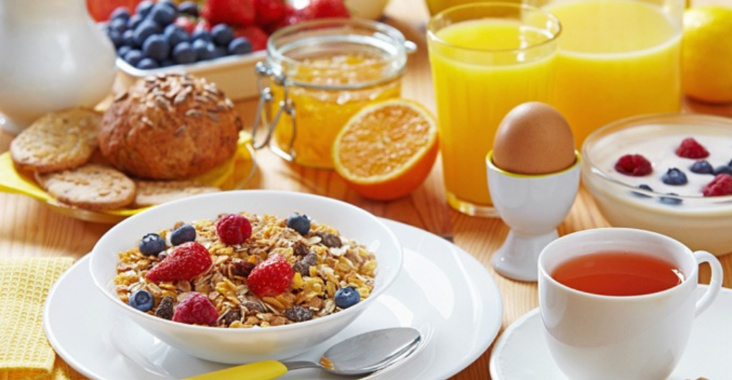 Завтрак: каша, ягоды, яйцо, сок