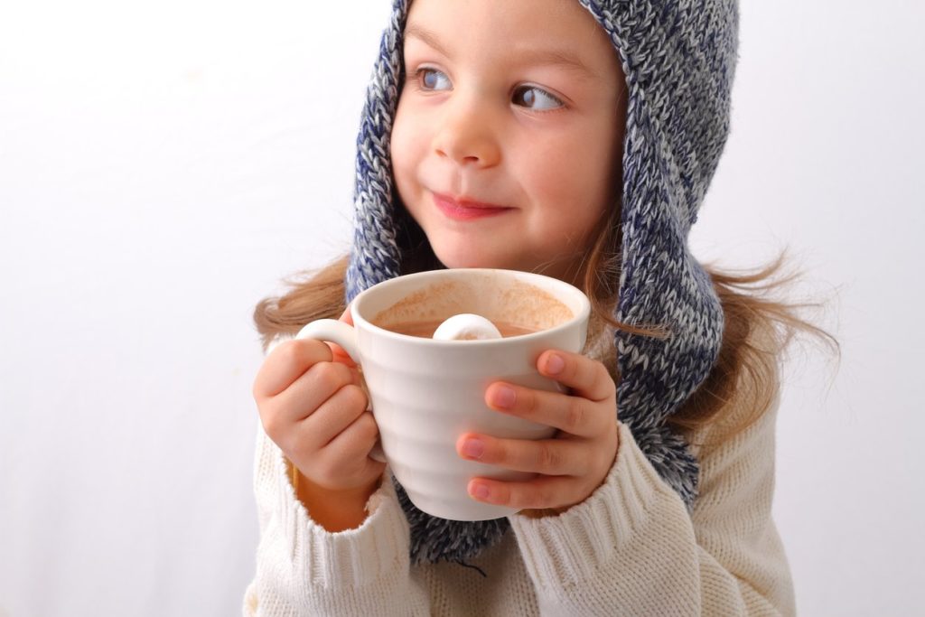 Девочка с чашкой какао
