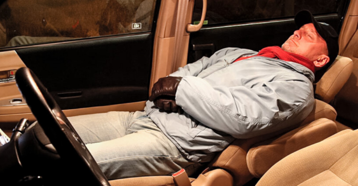 Спящий в машине мужчина